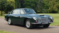 Meski tak mengendarainya dan tak memilikinya secara langsung, Aston Martin Volante DB6 merupakan kado untuk Pangeran Charles saat berusia di 21 tahun. Foto: Aston Martin