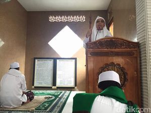 Ngobrol saat Khutbah Jumat, Bagaimana Hukumnya?