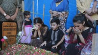 Adik-adik Jupe yang tak kuasa menahan tangis saat berada di makam sang kakak. (Foto: Keluarga Jupe (Hanif/detikHOT)
