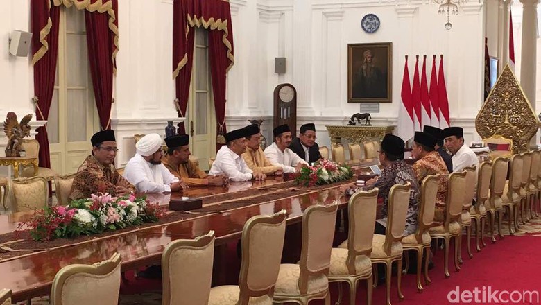 Pertemuan Jokowi dan Pimpinan GNPF MUI Berlangsung Cair Pertemuan Jokowi dan Pimpinan GNPF MUI Berlangsung Cair