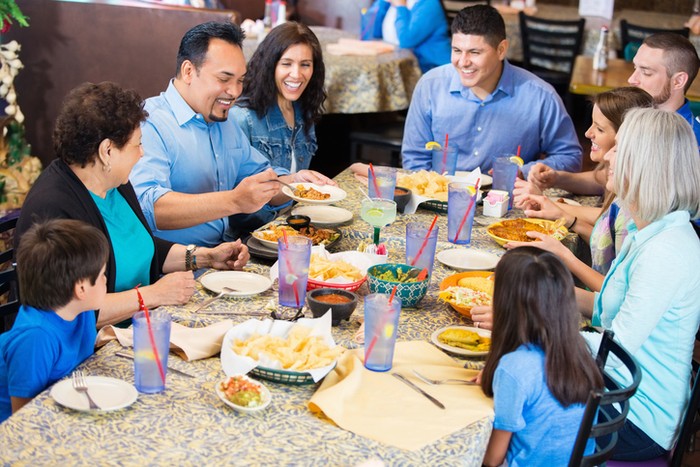 Bersantap di Restoran Bisa Jadi Agenda Lebaran (Foto: iStock) Bersantap di Restoran Bisa Jadi Agenda Lebaran (Foto: iStock)