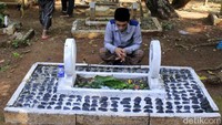 Warga berziarah ke makam keluarga di Tempat Pemakaman Umum (TPU) Sukarame, Kecamatan Paseh, Kabupaten Bandung, Minggu (25/6/2017).