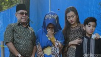 Tangis Sri Wulansih pecah saat mendatangi makam Jupe. (Foto: Keluarga Jupe (Hanif/detikHOT)