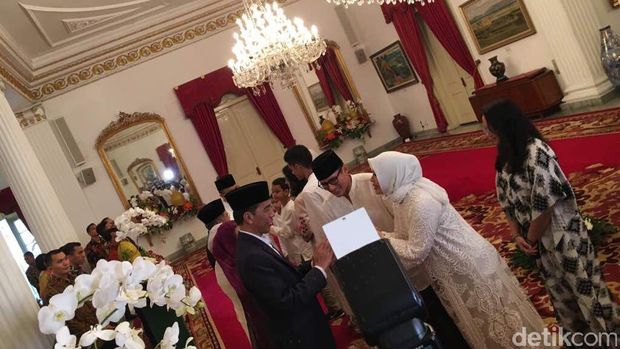 Anies-Sandi menyalami Presiden Jokowi.