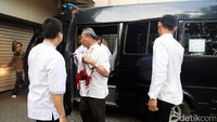 Beberapa tersangka tiba di rutan KPK usai menunaikan salat Idul Fitri.