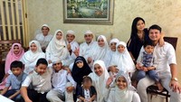 Kalau yang ini gayanya Kamal Family. (Foto: Titi Kamal (Instagram Titi Kamal)