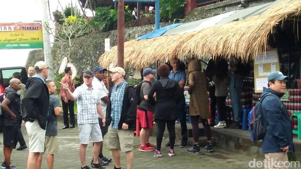 80 Menit di Terasiring Tabanan, Obama Trekking Sambil Lihat Pura