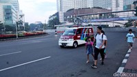 Warga berolahraga di pinggir jalan karena car free day ditiadakan.