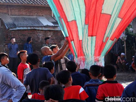 Tak hanya di Jateng, di Jabar juga terdapat tradisi 'ngapungkeun balon' saat Idul Fitri