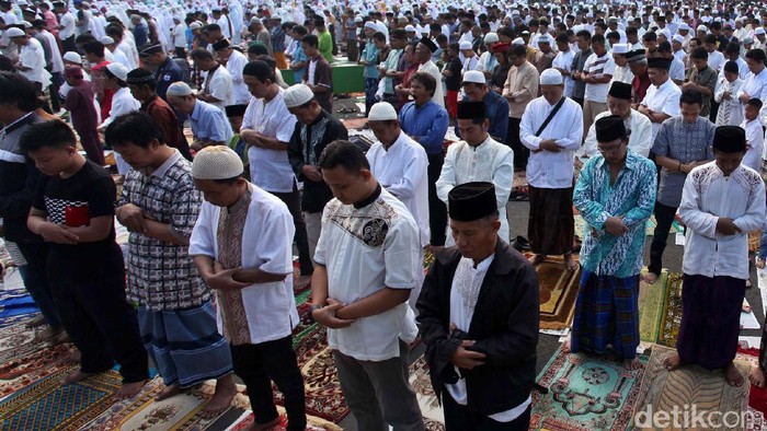Umat Islam menunaikan salat Idul Fitri 1438 H/2017 di jalanan di kawasan Senen, Jakarta Pusat, Minggu (25/6). Salat Idul Fitri berlangsung khusyuk.