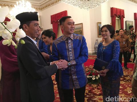 Silaturahmi ke Jokowi, Annisa Pohan Cantik dengan Kebaya Biru