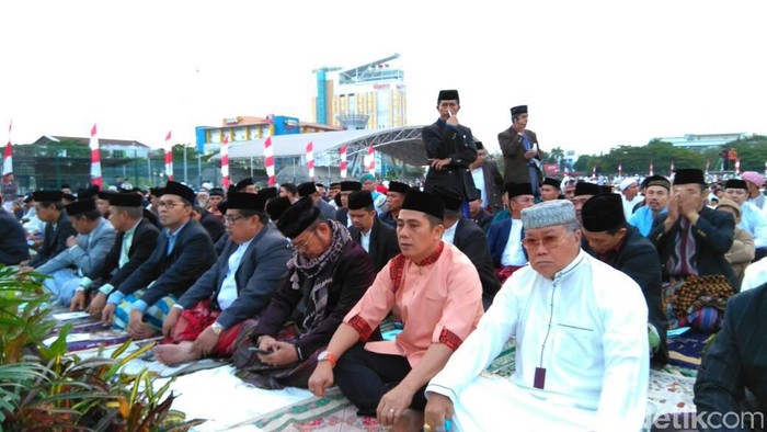 Gubernur Sulsel dan Walkot Makassar Salat Id di Lapangan Karebosi