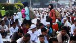 Umat Islam Salat Idul Fitri di Jalanan Kawasan Senen