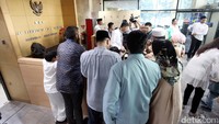 Pembesuk antre di meja pendaftaran untuk bisa memiliki akses bertemu tahanan. 