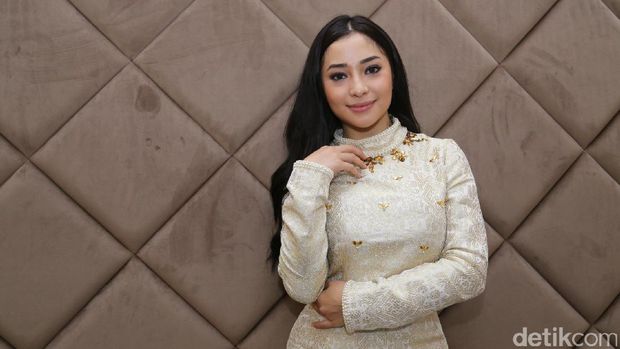 Nikita Willy Diminta Cepat Nikah, Ruben Onsu Nyekar ke Makam Olga