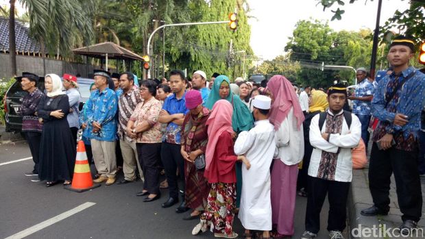 Anies-Sandi dan Sejumlah Menteri Datangi Open House JK