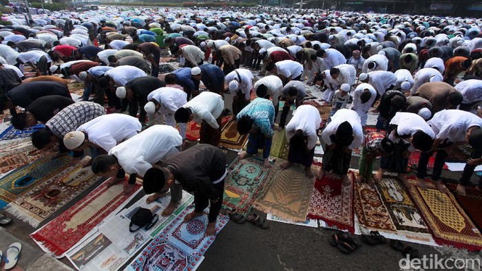 Umat Islam menunaikan salat Idul Fitri 1438 H/2017 di jalanan di kawasan Senen, Jakarta Pusat, Minggu (25/6). Salat Idul Fitri berlangsung khusyuk.