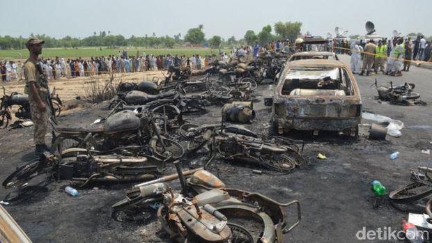 Truk Tangki Terbalik dan Terbakar di Pakistan, 123 Orang Tewas