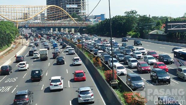 Tol Jakarta arah Cikampek Padat di Bekasi Hingga Cikarang