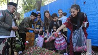 Tabur bunga dilakukan di makam Jupe di TPU Pondok Rangon, Minggu (25/6/2017). (Foto: Keluarga Jupe (Hanif/detikHOT)