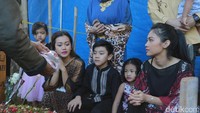 Keduanya selalu mengunjungi makam Julia Perez, saat ulang tahun ataupun usai lebaran. Hanif/detikHOT.