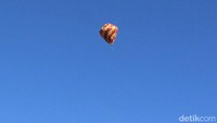 Balon itu terbang setelah sebelumnya diberi udara dari hasil pembakaran jerami yang dibakar di bawah tungku yang terbuat dari tanah.
