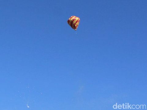 Contoh balon udara tanpa awak terbang