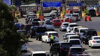 Kendaraan pemudik antre di exit Tol Cileunyi.