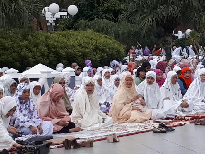 Risma dan Warga Salat Id di Taman Surya Kota Surabaya