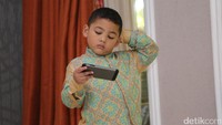 Kellen yang juga sibuk dengan telepon genggamnya. (Foto: Kellen, anak Krsidayanti (Hanif Hawari/detikHOT)