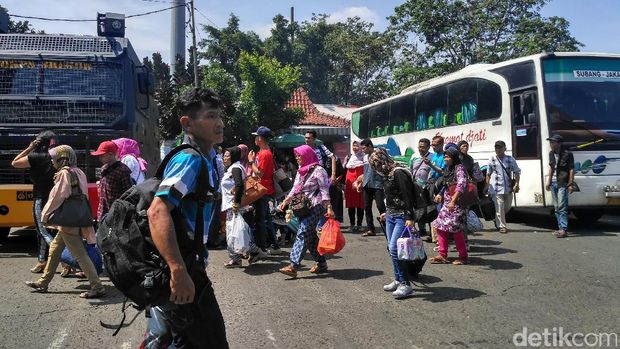 Terminal Kampung Rambutan masih ramai pemudik di hari pertama Lebaran.
