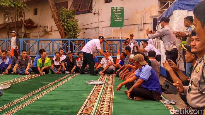 Menhub dan Menteri PUPR Makan Bareng Sopir Terminal Kampung Rambutan