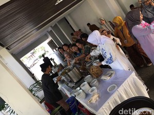 Usai Salaman, Jokowi Persilakan Warga Santap Saji di Istana