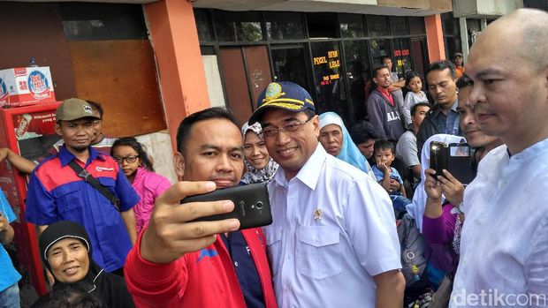 Menhub dan Menteri PUPR Makan Bareng Sopir Terminal Kampung Rambutan