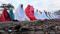 Para korban banjir yang masih tinggal di pengungsian itu menunaikan salat Idul Fitri di lapangan parkir Terminal Guntur Melati, Minggu (25/6/2017).