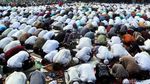Umat Islam Salat Idul Fitri di Jalanan Kawasan Senen