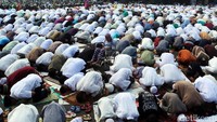 Hari ini umat muslim secara serentak merayakan Hari Raya Idul Fitri 1438H/2017M.