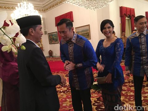 Silaturahmi ke Jokowi Annisa  Pohan Cantik dengan Kebaya Biru