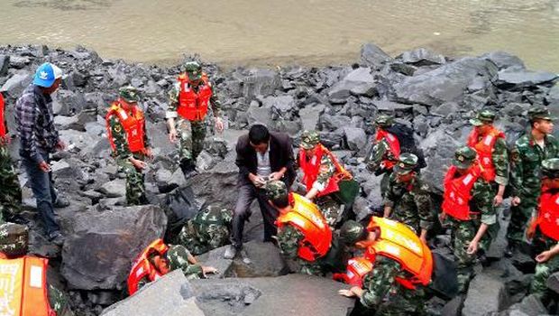 Petugas evakuasi korban longsor di Sichuan, China
