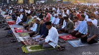 Pelaksanaan salat Idul Fitri dimulai pukul 06.45 WIB. Bertindak sebagai khatib dan imam adalah salah seorang tokoh ulama yang berasal dari perkampungan sekitar terminal.