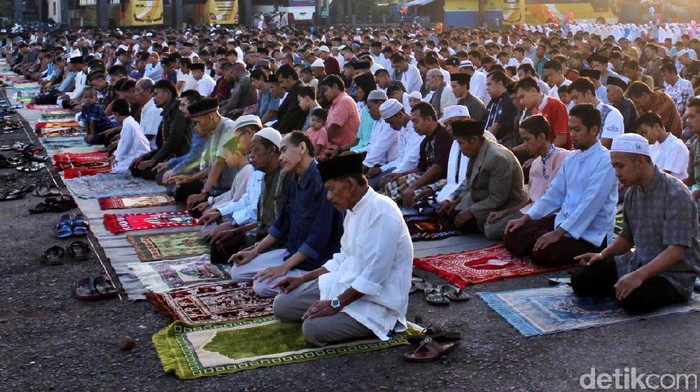 Para korban banjir bandang di Garut melaksanakan salat Idul Fitri di Terminal Guntur Melati, Minggu (25/6). Pelaksanaan solat sunat Idul Fitri di tempat ini digelar mulai pukul 06.45 WIB.