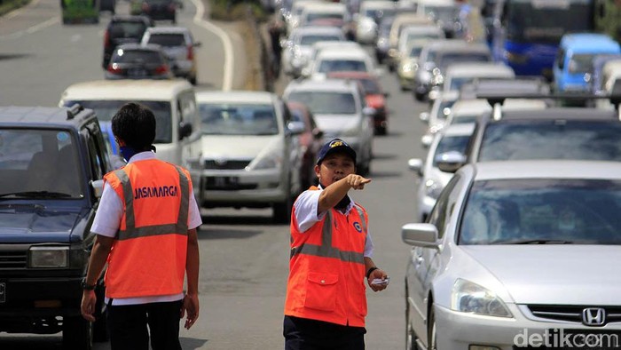 Pemudik lokal memadati exit Tol Cileunyi Bandung. Antrean kendaraan mengular hingga dua kilometer.