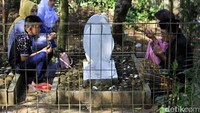 Ziarah ke makam keluarga ini sudah menjadi tradisi turun-temurun.