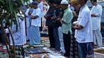 Umat Islam Salat Idul Fitri di Jalanan Kawasan Senen