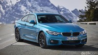 Mobil menggunakan pelek light alloy Double-spoke style 401 ring 19 yang sporty. BMW 440i Coupé M Sport terbaru juga dilengkapi dengan Variable Sport Steering dengan rasio lingkar kemudi yang berbeda untuk gaya mengemudi yang berbeda.