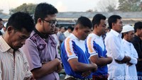 Selain ratusan korban banjir bandang, salat Idul Fitri juga diikuti puluhan sopir angkutan umum, petugas kepolisian, TNI, dan beberapa anggota Dishub.