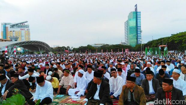 Gubernur Sulsel dan Walkot Makassar Salat Id di Lapangan Karebosi  