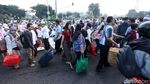 Umat Islam Salat Idul Fitri di Jalanan Kawasan Senen