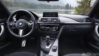 Melangkah masuk ke dalam kabin mobil BMW Seri 4, detailing dengan penggunaan krom dan warna high-gloss di konsol utama pertegas kesan eksklusif dan material kualitas tinggi. Jahitan ganda di panel instrumen menjadi daya tarik tersendiri bersama dengan tiga pilihan warna jok dan trim interior.