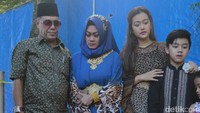 Ibunda dan adik Jupe yang masih terlihat sedih. (Foto: Keluarga Jupe (Hanif/detikHOT)